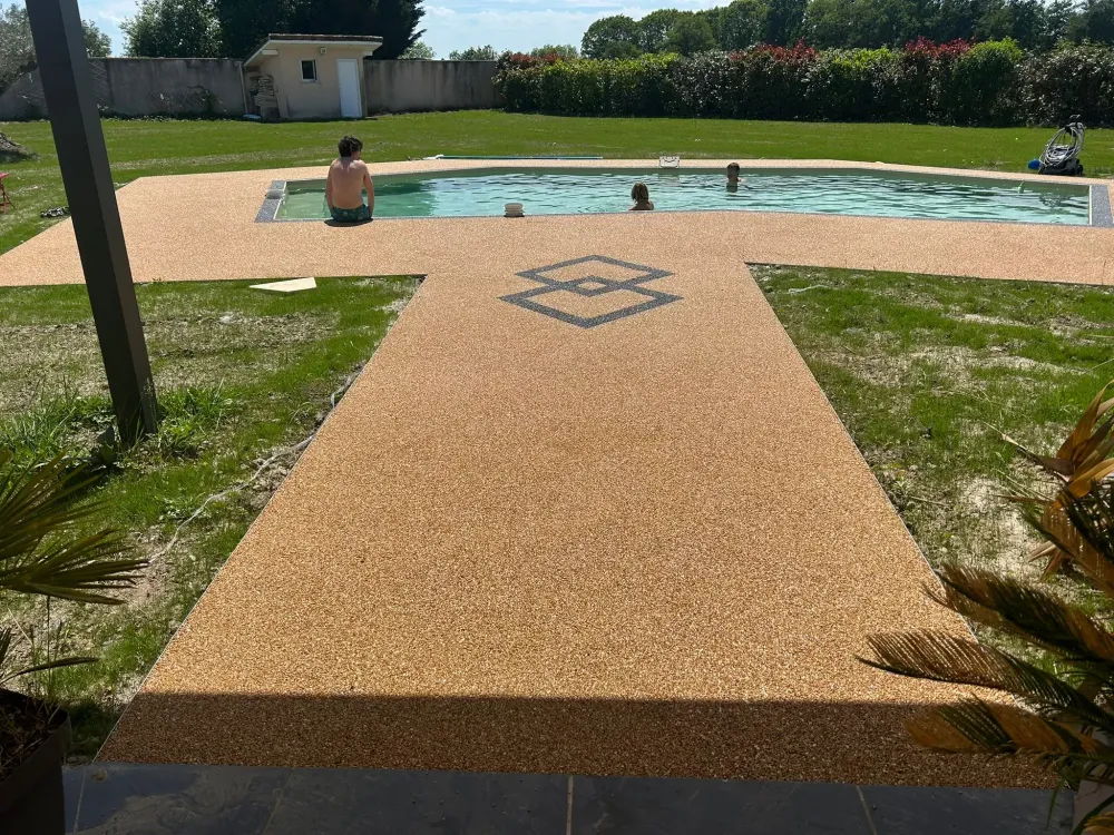 plage piscine et allée